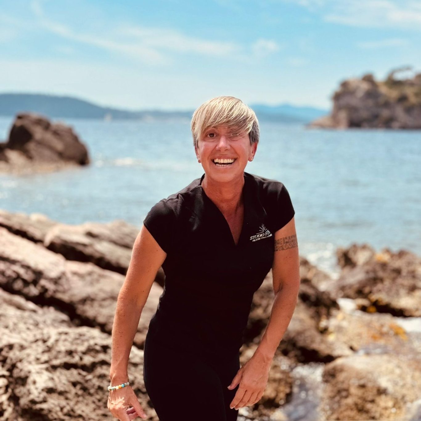 Cours d'été au bord de l'eau Prof de Pilates - Cours en plein air au bord de l'eau